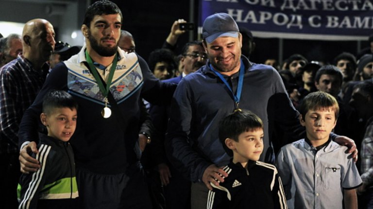Атлетът Абдусалам Гадисов и треньорът Сажид Сажидов в Дагестан