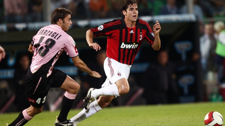 Защитник: Андреа Бардзали
Когато Ювентус привлече Бардзали през 2011-а, когато защитникът бе вече на 30, доста вдигнаха подозрително вежди. Ако питате феновете на Палермо за него обаче, ще ви кажат доста положителна неща за него. Бардзали изигра 165 мача за „орлите” между 2004 и 2008 г. След това Волфсбург плати впечатляващите 14 млн. евро за него, но след само три сезона го върнаха в Италия, а Юве бе щастлив, че плаща само 300 000 за него. Оттогава Бардзали спечели шест пъти титлата и още три пъти Купата с „бианконерите”, достигайки и два пъти финал в Шампионската лига, като вече има над 240 мача за „старата госпожа”.