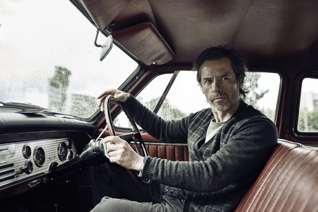 "Джак Айриш" (Jack Irish)
Това предложение ще е особено интересно за феновете на Гай Пиърс. Тук той влиза в ролята на Джак Айриш - бивш адвокат, който сега работи като следовател на непълно работно време и събирач на дългове. Той има таланта да открива онези, които не желаят да бъдат намерени. Решен е да открие изчезнал мъж на име Уейн Дилтей, но всичко се обърква, когато обектът на преследване на Джак бива убит пред очите му, а самият Айриш става главен заподозрян. От този момент нататък случаят се оплита все повече.
С “Джак Айриш” имате възможност да се отдадете и на доброто старо следене на сериал по телевизията - Bulgaria ON AIR започва излъчването на сериала от 24 септември, всяка делнична вечер, от 22:15 ч.