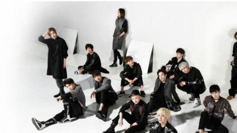 Не лесно в 3-минутна песен да се разпределят вокални партии между 13 певци, но сингълът Adore U някак успява