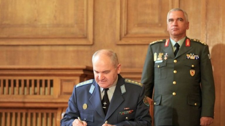 Симеон Симеонов поема ВВС малко след като България става член на НАТО, а през военновъздушните сили минават сделки за нова техника за милиони.