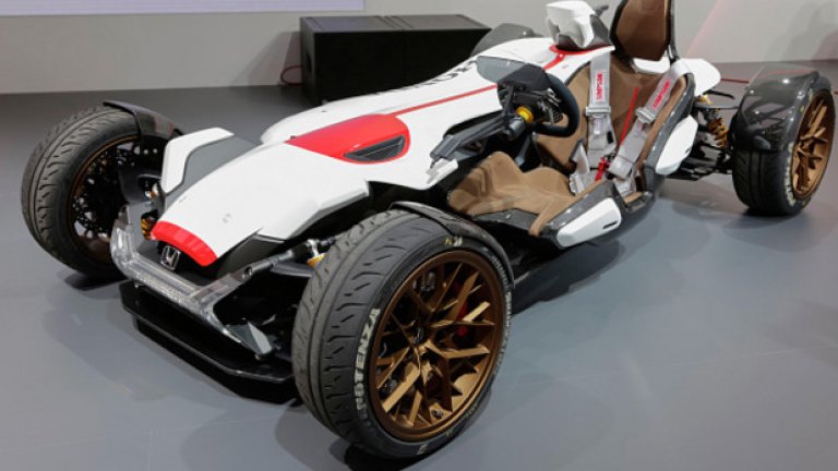 Honda Project 2x4
Докато Honda представяше новото си поколение Civic в Лос Анджелис, във Франкфурт се появи съвсем нова футуристична играчка за любителите на високите технологии и още по-високите скорости - моделът 2х4. 
Honda комбинира най-добрите елементи от моторите и спортните автомобили в тази забележителна машина, която показва на какво е спобен екипът на японския производител, когато реши да впрегне въображението. 
Прототипът предлага само 212 конски сили, но тежи малко над 400 кг, което превръща съотношението мощност към тегло в мечта за всички фенове.