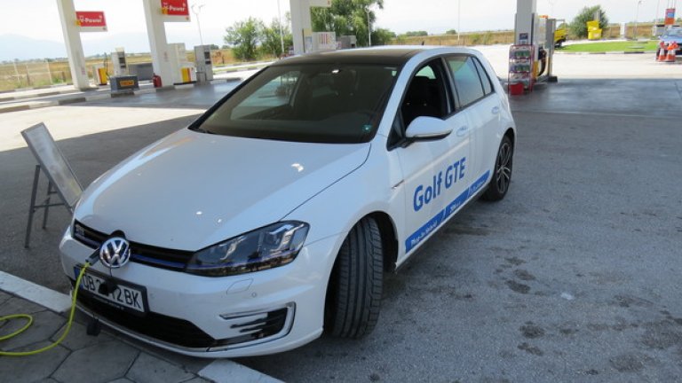 Трябва да сте подготвени, че по бензиностанциите гледат електрическите коли и хибридите със смесица от учудване, възхищение и умерен скепсис