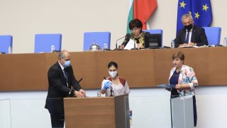 Депутатите гласуваха оставката на председателката на ЦИК