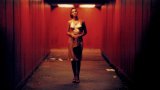 Irreversible/ “Необратимо”  

Няма как да не започнем с най-дългата сцена на изнасилване в киното, режисирана от Гаспар Ное. В нея участват Моника Белучи и бившият шампион по бокс Жо Престия. Историята разказва за млада жена, която е нападната и изнасилена брутално в тунел. Впоследствие нейният приятел, изигран от Венсан Касел, започва самоинициативно да издирва изнасилвача с мисията да го накаже.  

Когато е показан за първи път на филмовия фестивал в Кан, публиката изпада в такъв потрес, че напуска прожекцията на “Необратимо” няколко минути след началото ѝ.