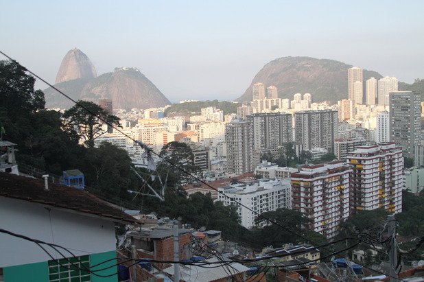 Изглед към Рио де Жанейро от фавела Санта Марта