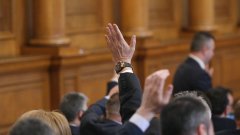 БСП върна Драгомир Стойнев в парламента за гласуването въпреки бойкота 