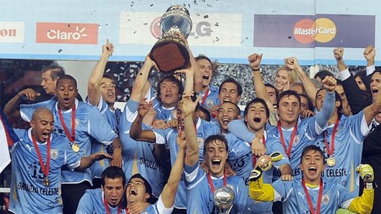 Уругвайците празнуват със заслужено спечеления си трофей