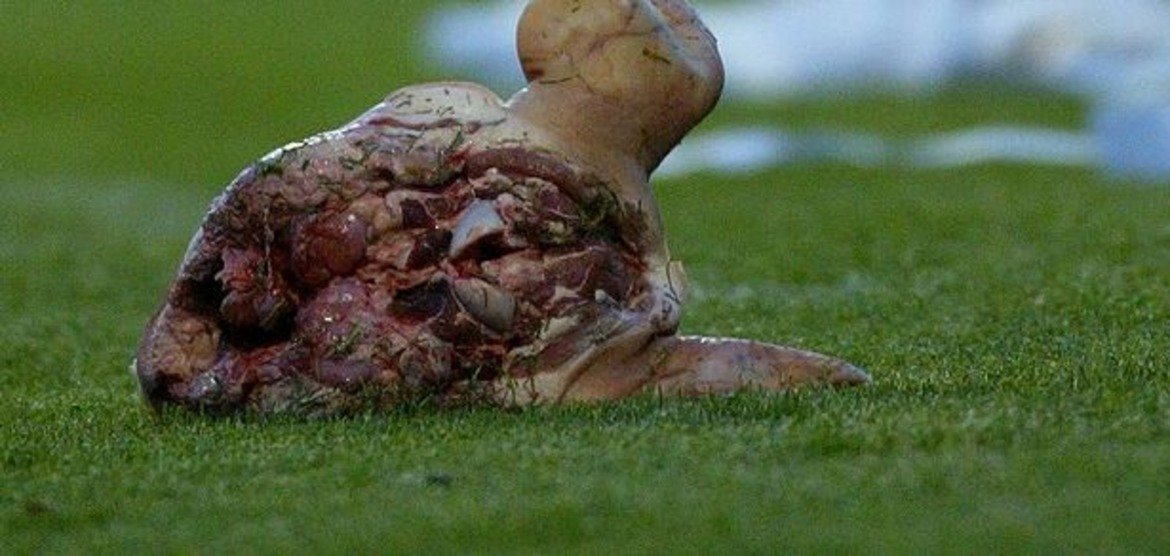 Две години след инцидента по време на Ел класико, свинска глава полита към терена на дербито между Бохемианс и Шамрок Роувърс