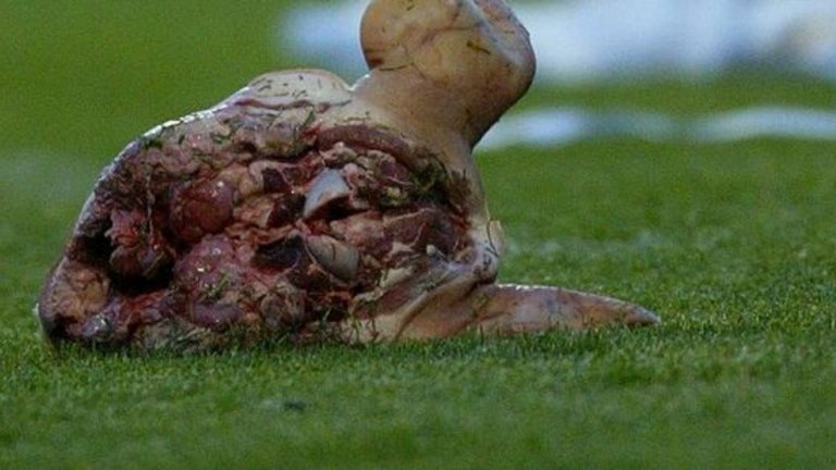 Две години след инцидента по време на Ел класико, свинска глава полита към терена на дербито между Бохемианс и Шамрок Роувърс