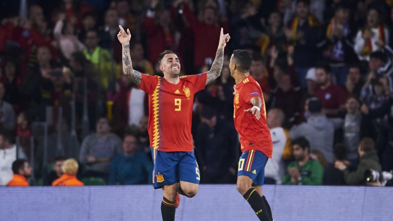 4. Статистиката на Пако Алкасер продължава да е нечовешка
Преди да се появи от скамейката срещу Англия, Пако Алкасер беше вкарвал по веднъж на всеки 27 изиграни минути през този сезон. Минута след влизането си, той се извиси на близката греда, стреля с глава и върна Испания в мача - това беше десети точен удар за него от началото на сезона и... десети негов гол! Точно така, Алкасер се разписва всеки път, щом уцели вратата. Това е направо абсурдна статистика, особено за играч, който до момента беше считан за трансферен провал на Барселона с отчаяна нужда да възроди кариерата си.