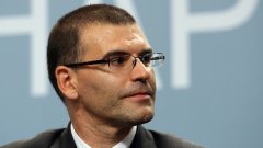 Отлагането с година на свързането на касовите апарати на търговците по ДДС с НАП е да бъдат временно разтоварени в условията на криза, обясни министърът на финансите Симеон Дянков