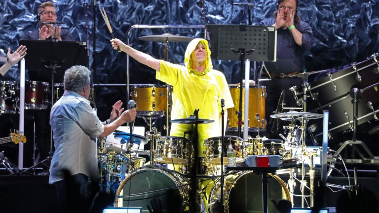 Одисеята на Зак Старки (в средата)