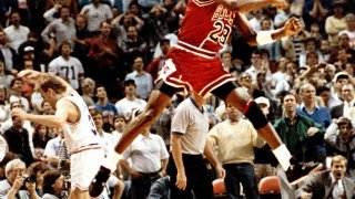 Джордан след победния кош срещу Кливланд. Въздушния се радва във въздуха след невероятното си изъпълнение.