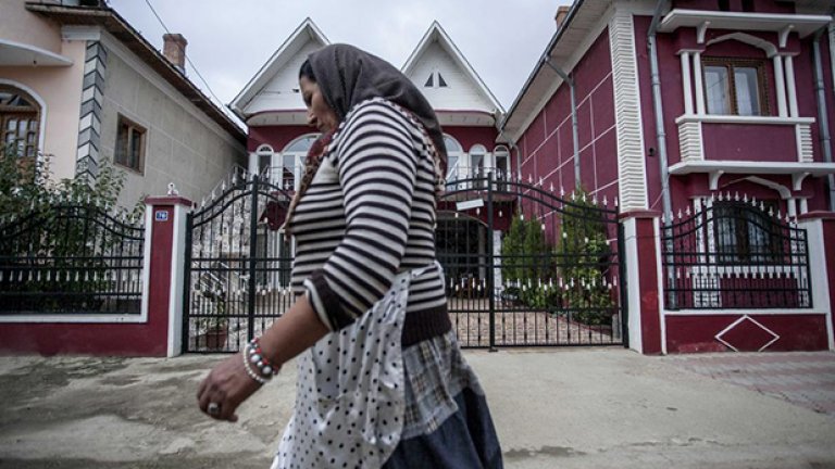 Жена се разхожда пред къщата си