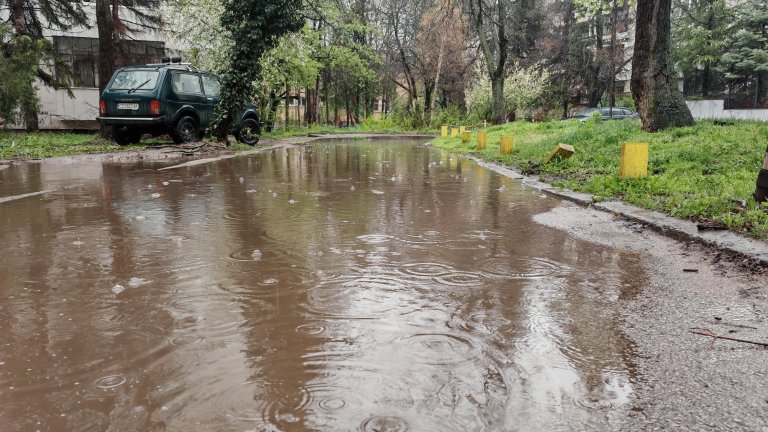 Валежите продължават и в петък (снимката е илюстративна)