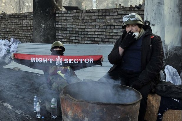 Около 2 000 привърженици на "Десен сектор" вилняха снощи край Върховната рада в Киев