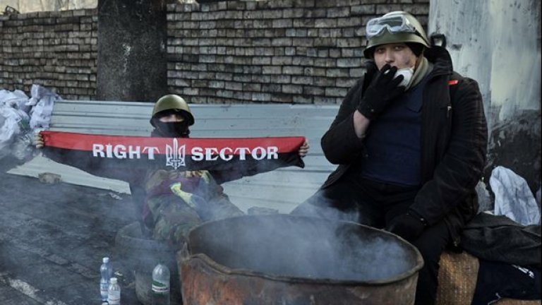 Около 2 000 привърженици на "Десен сектор" вилняха снощи край Върховната рада в Киев