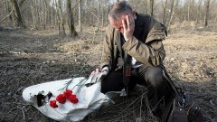 Полски журналист плаче на мястото на катастрофата на полския самолет край Смоленск  