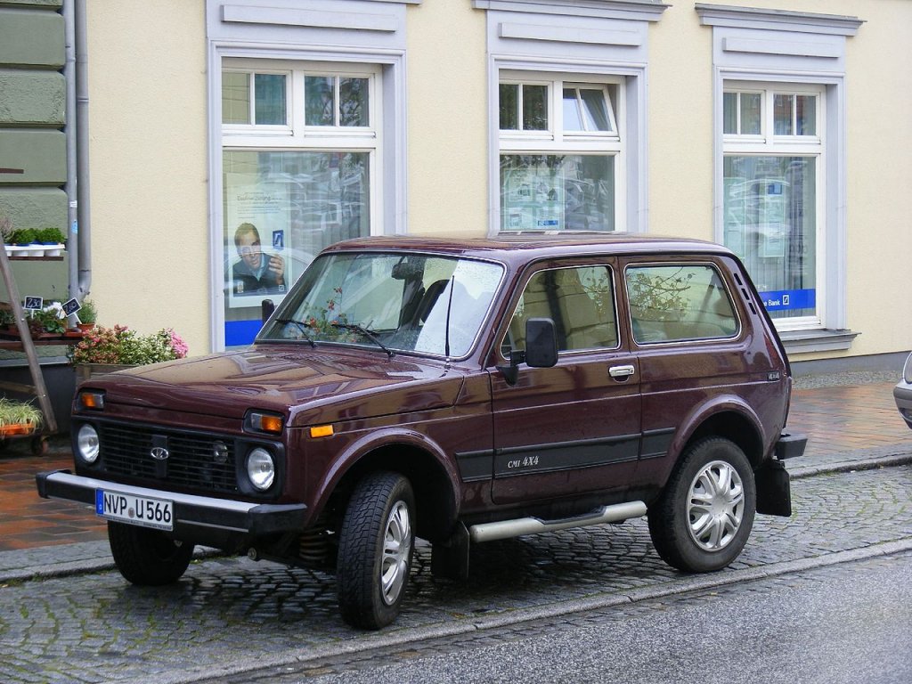 Lada Niva 
Някои мило я наричат „съветския Land Rover” и има защо. Всеки, който е сядал зад волана на Lada Niva, знае, че за тази кола почти няма невъзможен терен. На места, където прехвалени високопроходими автомобили се задъхват, Niva се справя без особени засечки. Това до голяма степен се дължи на стегната конструкция и предно окачване, които я правят една не-спортна суперкола. 

Колата започва производството си през 1977 г. и се произвежда до ден днешен в завода АвтоВАЗ в Толиати, Самара. Тъй като руснаците познават добре собствените си продукти, Lada Niva пристига при купувачите си с комплект за ремонти по автомобила.