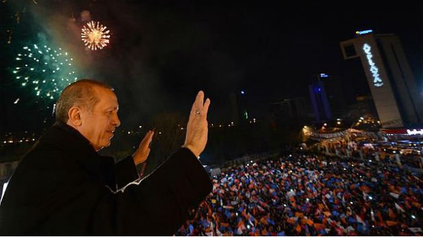 Партията на турския премиер води убедително на местния вот в страната