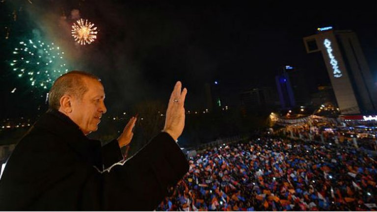 Партията на турския премиер води убедително на местния вот в страната