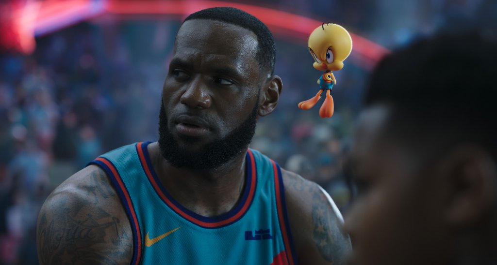 "Космически забивки: Нови легенди" (Space Jam: A New Legacy)
Премиера: 16 юли
Традиционно детските/анимационни филми изкарват добри пари в кината в България, заради големия брой родители, които водят децата си пред големите екрани. При този тип филми, както вече сме посочвали, често имаш не един зрител от домакинство, а цялото семейство.
"Космически забивки: Нови легенди" няма да е изключение, като има още един голям плюс - продължение е на филм от 90-те, с който много сегашни родители са пораснали. В центъра на историята отново са Бъгс Бъни, Дафи Дък и компания, които пак ще трябва да спечелят баскетболен мач с огромен залог. Ще им помага не Майкъл Джордан, както беше в оригинала, а друга легенда - Леброн Джеймс.
И тук обаче рискът идва от това, че подобно на другите филми на Warner Bros., "Космически забивки: Нови легенди" в САЩ ще бъде пуснат в деня на премиерата си и в HBO Max. Сещате се какво означава това: йо-хо-хо и бутилка ром, а надеждите ще са само, че горепосочените родители ще искат да изживеят продължението пред голям екран.