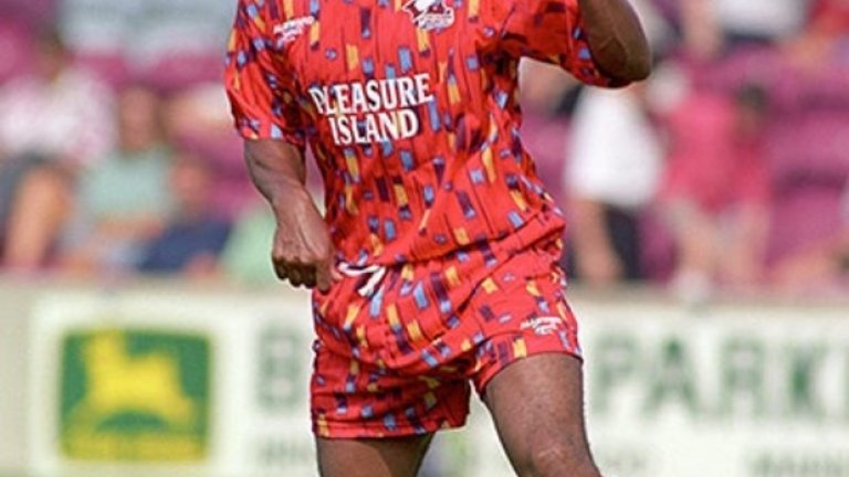 "Островът на удоловствията е Скънторп", така пееха феновете на тима през 90-те години, когато тази култова фланелка със спонсор "Остров на удоволствията". За този екип "Гардиън" написа: "Някой е избрал най-ужасните цветове в палитрата и е опитал да ги смеси в едно."