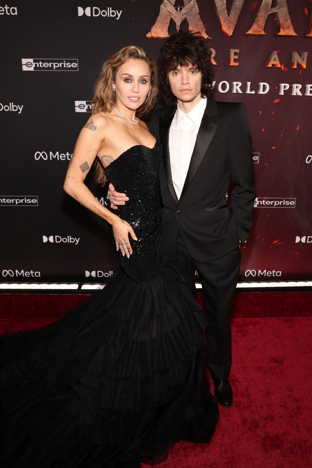 Майли Сайръс и Макс Морандо

На световната премиера на филма „Аватар: Огън и пепел“ Майли Сайръс и нейният партньор Макс Морандо преминаха заедно по червения килим, като Майли прикова погледите с новия си годежен пръстен. Бижуто, изработено от 14-каратово жълто злато с издължен диамант, е по дизайн на Jacquie Aiche. Двойката бе забелязана публично за първи път през 2021 г. на парти на Gucci, а по-късно двамата си сътрудничиха по няколко от ключовите музикални проекти на Майли, включително парчета от албума Endless Summer Vacation (2023) и Something Beautiful (2025).