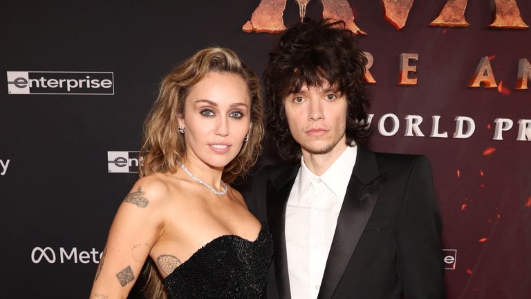 Майли Сайръс и Макс Морандо

На световната премиера на филма „Аватар: Огън и пепел“ Майли Сайръс и нейният партньор Макс Морандо преминаха заедно по червения килим, като Майли прикова погледите с новия си годежен пръстен. Бижуто, изработено от 14-каратово жълто злато с издължен диамант, е по дизайн на Jacquie Aiche. Двойката бе забелязана публично за първи път през 2021 г. на парти на Gucci, а по-късно двамата си сътрудничиха по няколко от ключовите музикални проекти на Майли, включително парчета от албума Endless Summer Vacation (2023) и Something Beautiful (2025).