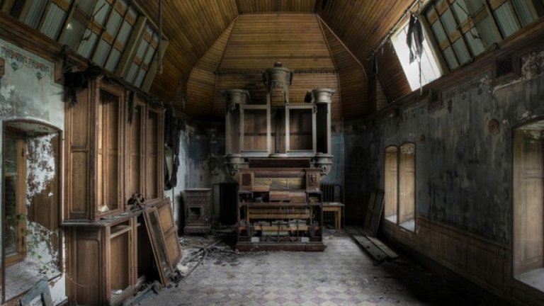 Изоставена стая, в която е имало орган