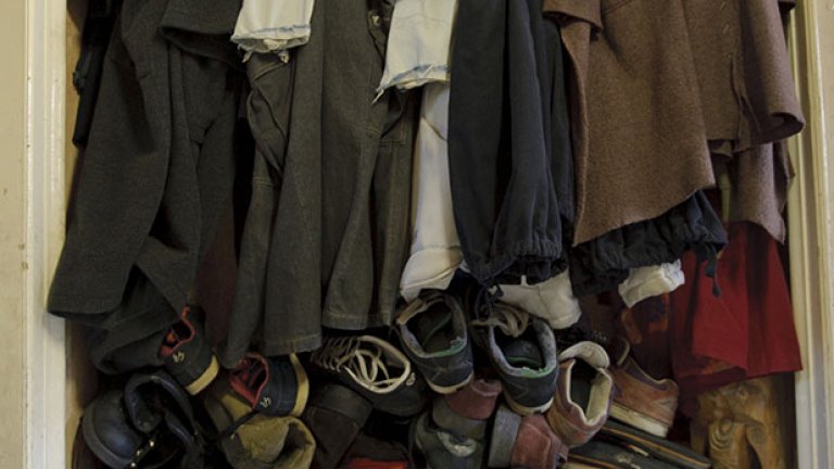 Лора е сред първите, които допускат Елена в дома си.