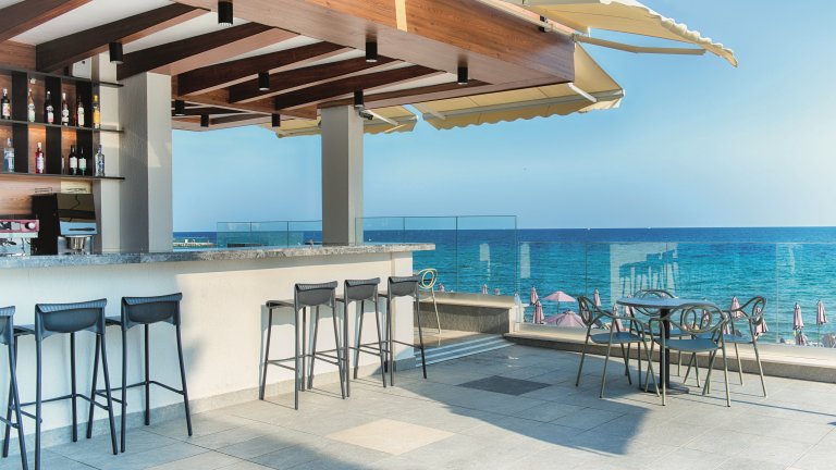 Плажният бар до басейна, на който можеш да получиш освежителна напитка, бира или коктейл, докато събираш слънчев загар.