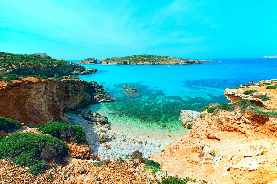  Синята лагуна, Комино, Малта 

Малта често е пренебрегвана дестинация за сметка на свои европейски „колеги“ като Италия, Испания и Португалия. Истината е, че островната държава има някои от най-красивите средиземноморски плажове на Европа. 

Синята лагуна е разположен на Комино – един от трите малтийски острова. Целият остров е изключително спокоен, а самият плаж е истински рай за тези, които предпочитат по-тиха почивка. Температурите са доста високи през цялото лято, така че ако обичате по-прохладни места – Комино и Синята лагуна не са за вас.