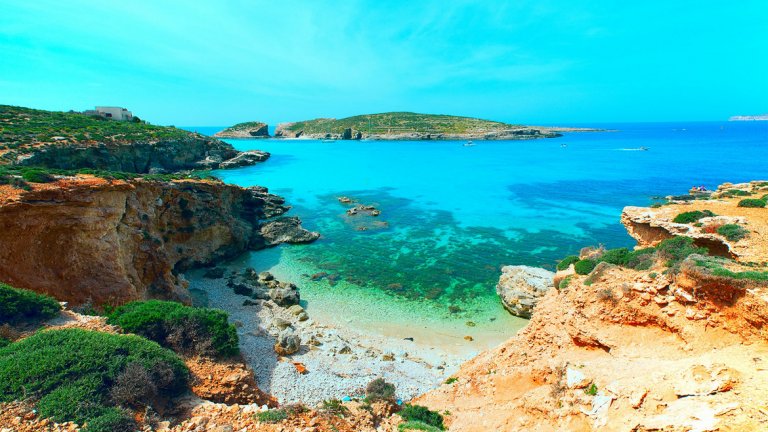  Синята лагуна, Комино, Малта 

Малта често е пренебрегвана дестинация за сметка на свои европейски „колеги“ като Италия, Испания и Португалия. Истината е, че островната държава има някои от най-красивите средиземноморски плажове на Европа. 

Синята лагуна е разположен на Комино – един от трите малтийски острова. Целият остров е изключително спокоен, а самият плаж е истински рай за тези, които предпочитат по-тиха почивка. Температурите са доста високи през цялото лято, така че ако обичате по-прохладни места – Комино и Синята лагуна не са за вас.