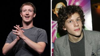 Не е лесно да изиграеш някой от господарите на Силициевата долина. Тези актьори обаче са опитвали, а някои са се справяли много добре:
Джеси Айзенбърг като Марк Зукърбърг, изпълнителния директор на Facebook ("Социалната мрежа", 2010 г.)
Зукърбърг от няколко години има постоянно място в новинарския поток, често със скандалите около създадената от него социална мрежа Facebook. "Таткото" на този най-масов виртуален свят беше изигран на екран от актьора Джеси Айзенбърг във филма на Дейвид Финчър "Социалната мрежа". 
Десетилетие след филма хората все още питат Айзенбърг какво се случва със Зукърбърг и компанията, сякаш актьорът има някаква вътрешна информация. А той дори няма профил във Facebook. Посочва обаче, че заради това, че е влизал в ролята на Зукърбърг, вероятно симпатизира повече на шефа на Facebook в сравнение с повечето хора.
Самият Зукърбърг не е фен на филма и е казвал, че драматичните моменти и партитата във филма са измислени - по думите му през тези години от живота му най-вече е пишел код. "Просто ми се искаше никой да не прави филм за мен, докато все още съм жив", гласи популярен негов коментар по темата.