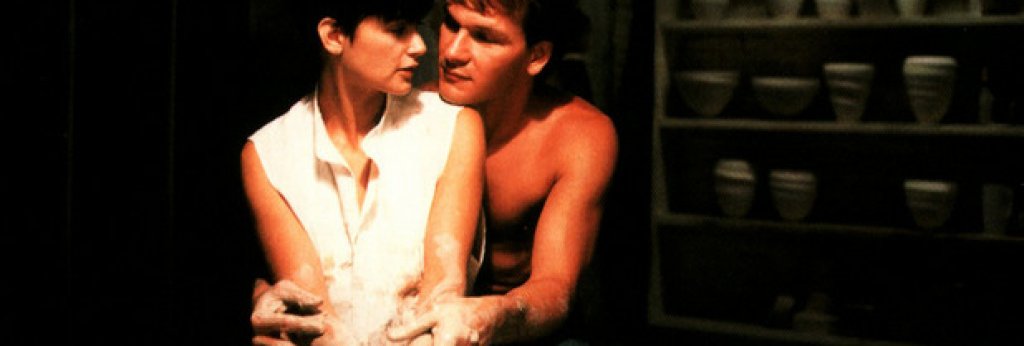 "Призрак" (1990)
За разлика от писателя Брус Джоел Рубин, който винаги е искал да види Патрик Суейзи във филмовата адаптация по книгата си, режисьорът Джери Зукър предпочита да изпробва доста по-различни кандидати за ролята на Сам Уийт.
Сред актьорите, които отказват да играят в "Призрак" са Джони Деп, Кевин Бейкън, Никълъс Кейдж, Кевин Костнър, Том Круз, Харисън Форд, Мел Гибсън, Том Ханкс, Джон Траволта и Алек Болдуин.
Дори Брус Уилис, който по това време беше женен за Деми Мур, не харесва ролята. В крайна сметка писателят се налага над мнението на режисьора и се стига до перфектния избор.