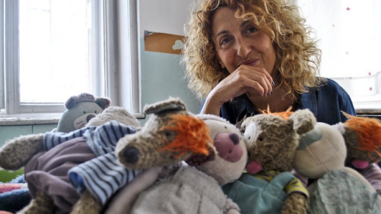 Илияна Милева внимателно подбира приятелите си и също толкова внимателно подхожда към децата, с които работи в "Приказната фея" - френска детска къща, която повече прилича на дом на голямо семейство, отколкото на класическа детска градина