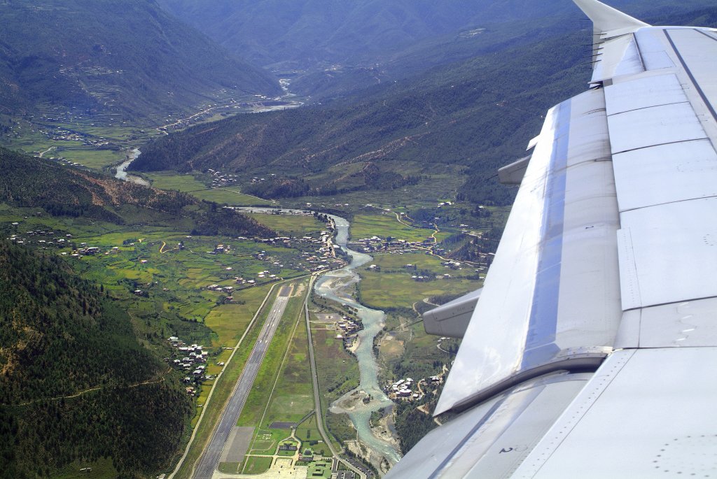 Паро, Бутан
На надморска височина от 2200 метра, това е единственото международно летище в страната. Пилотите, които имат право да кацат там, са много малко заради сложността на приземяването. То е възможно само през деня и при добра видимост. Няма радар и заходът е ръчен. Трябва да се маневрира и между хълмовете и над къщи, преди пилотът да се насочи към пистата.
