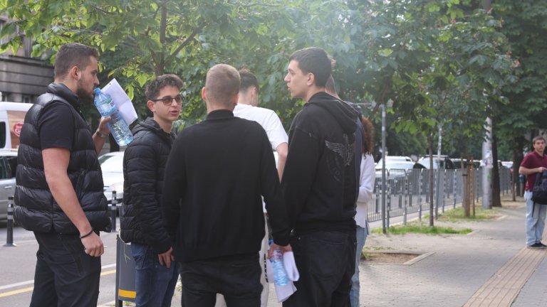 Днес малко над 55 000 десетокласници се явиха на Националното външно оценяване