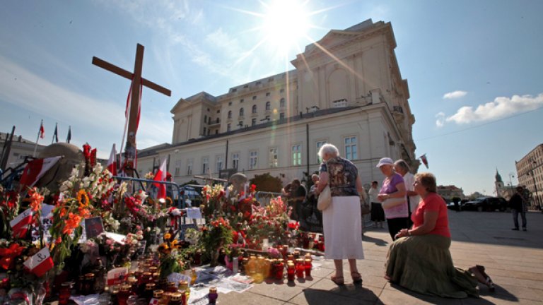 Почитателите на президента Лех Качински поставиха кръст на портите на президентската резиденция във Варшава като символ на тяхната скръб...