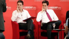 Братята Милибанд са един срещу друг в борба за лидерския пост в лейбъристката партия - и еднакво отдалечени от идеите на своя баща