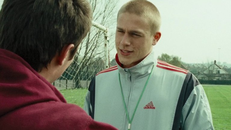 "Хулиганите от зелената улица" (Green Street Hooligans), 2005В ролята на Пийт Дънхам, който е треньор и главатар на местна група футболни хулигани на Уест Хам в Лондон.