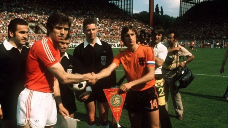 Христо Бонев и Йохан Кройф преди мача България - Холандия на световното от 1974 г. И двамата са в залата на славата със замразени номера - Бонев в Локо (Пд), Кройф - в Аякс. Неговият номер 14 се използва от холандския национален тим само на европейско и световно, защото ФИФА не разрешава да се пропусне от картотеката.