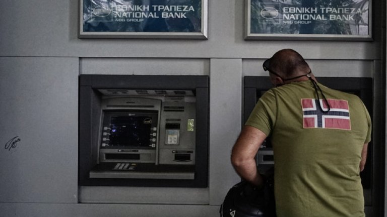 Само за един ден, в събота 27 юни - бяха изтеглени около 1 млрд. евро през банкоматите в цялата страна