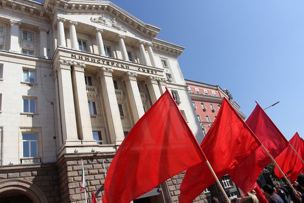 Социалистите се преместиха да протестират пред сградата на Министерски съвет и настояват да внесат декларация до служебния премиер Георги Близнашки. (Вижте още в галерията)