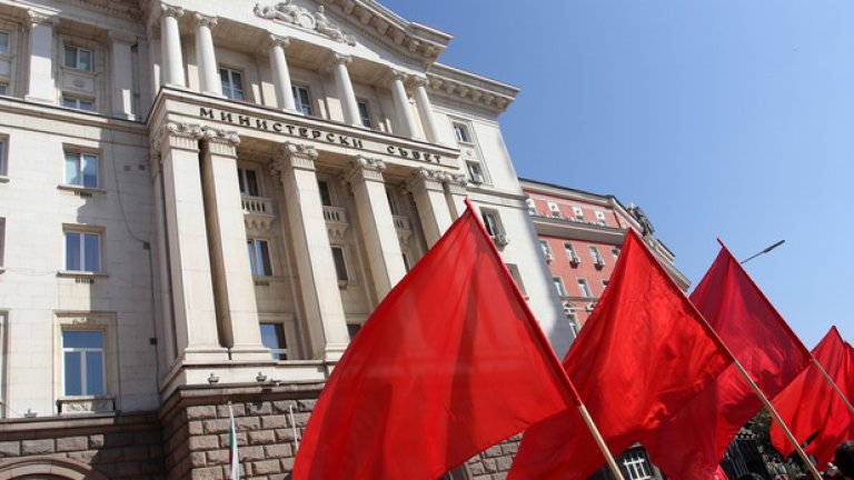 Социалистите се преместиха да протестират пред сградата на Министерски съвет и настояват да внесат декларация до служебния премиер Георги Близнашки. (Вижте още в галерията)