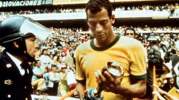 На 25 октомври си отиде Карлос Алберто. Легендата на бразилския футбол почина на 72 години в Рио де Жанейро след сърдечен удар.
Той беше капитан на отбора, спечелил световната титла през 1970 г. Във финала на турнира Карлос Алберто вкара и паметен гол след отлична атака на "селесао".
Бившият десен защитник записа 53 мача за Бразилия. На клубно ниво е шампион на страната с Флуминензе и Сантош, за който има повече от 400 двубоя.
Карлос Алберто попадна в световния отбор на XX век, определен от ФИФА през 1998 г. През 2004 г. беше включен и в списъка на стоте най-велики живи футболисти.