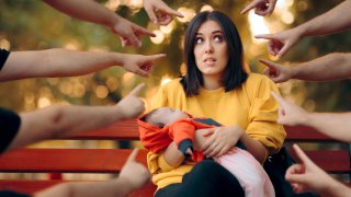 майка, обвинения, mom shaming, родителски форум, мнение за отглеждане на дете