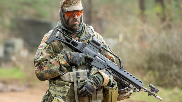 Сигурността на Европа се колебае между две стратегии - тази на Франция и тази на Германия